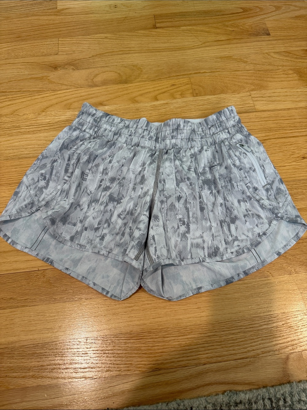 Lululemon Tracker Short V *4"
Multi Gray Size 8